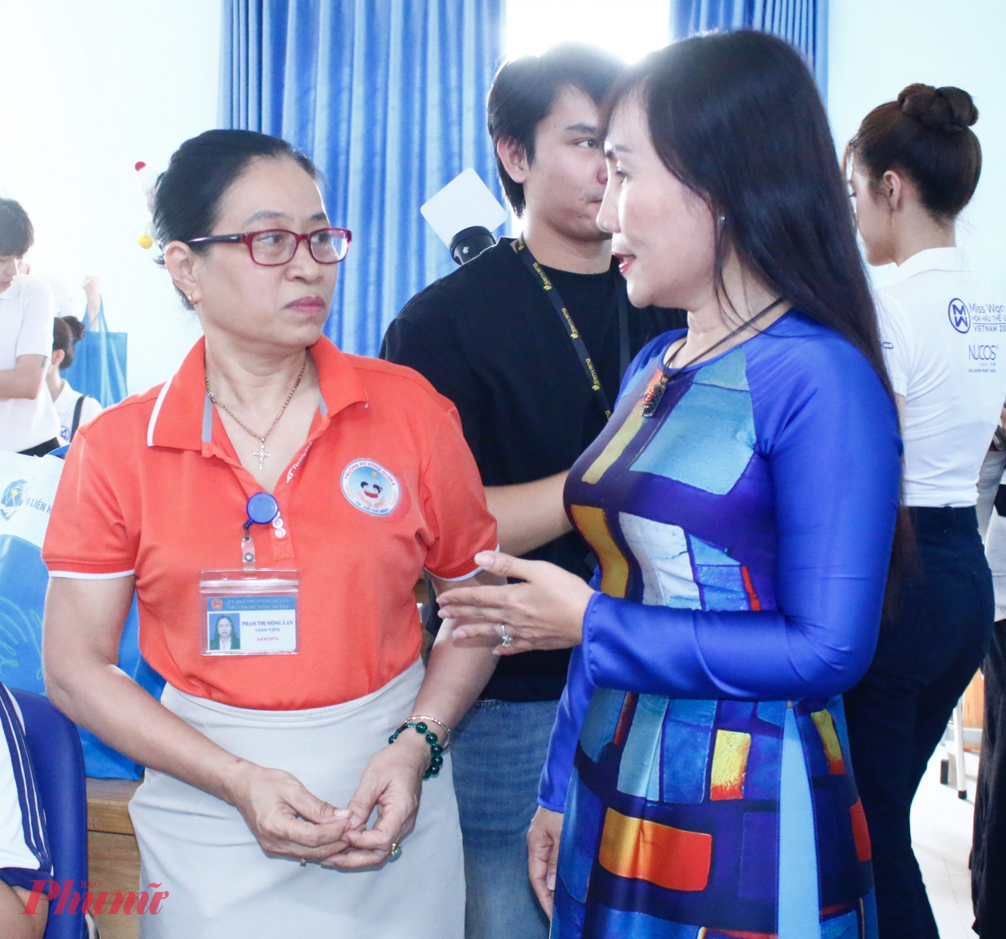 Phó chủ tịch thường trực Hội LHPN TPHCM Trịnh Thị Thanh hỏi thăm, động viên đội ngũ giáo viên tại trường