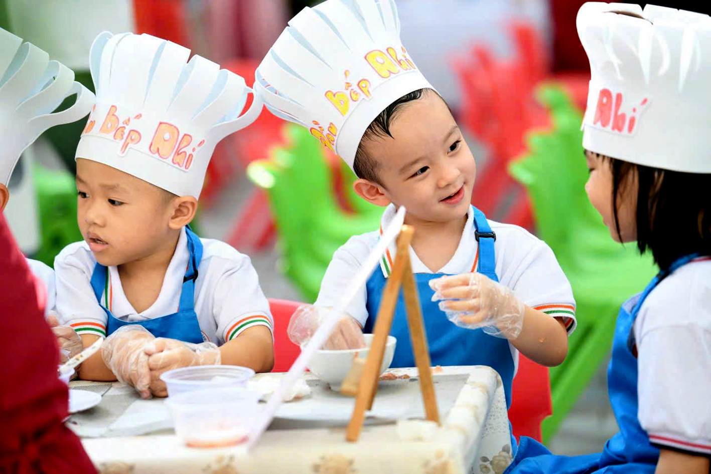 Trẻ Trường mầm non Bến Thành háo hức trải nghiệm hoạt động làm rau câu