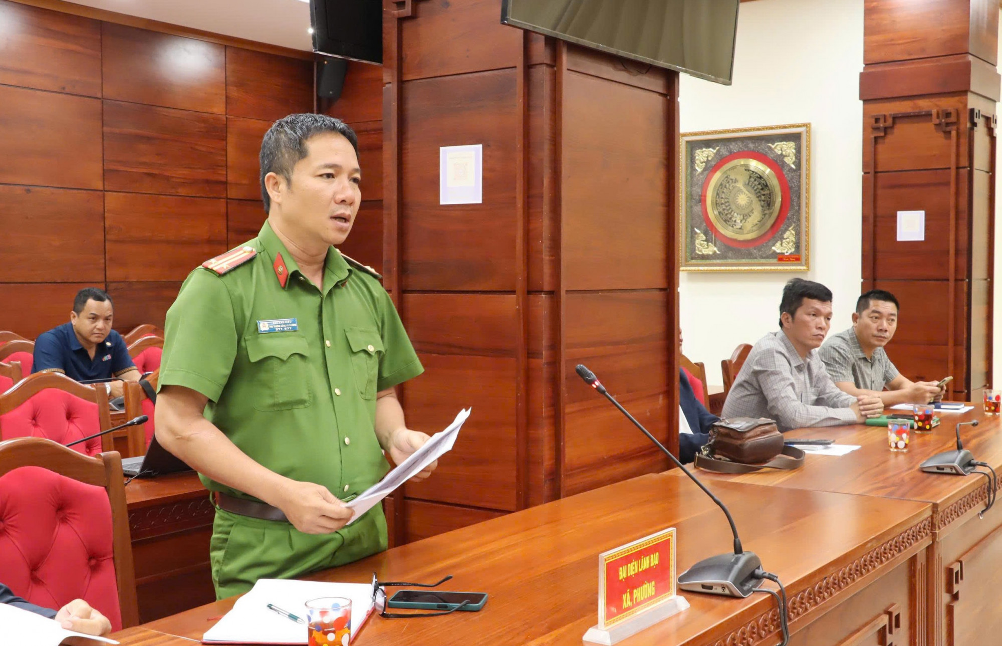 Lãnh đạo Công an phường Bình Kiến thông tin về nguyên nhân vụ việc bé trai bị cha ruột đánh - ảnh: N.H.
