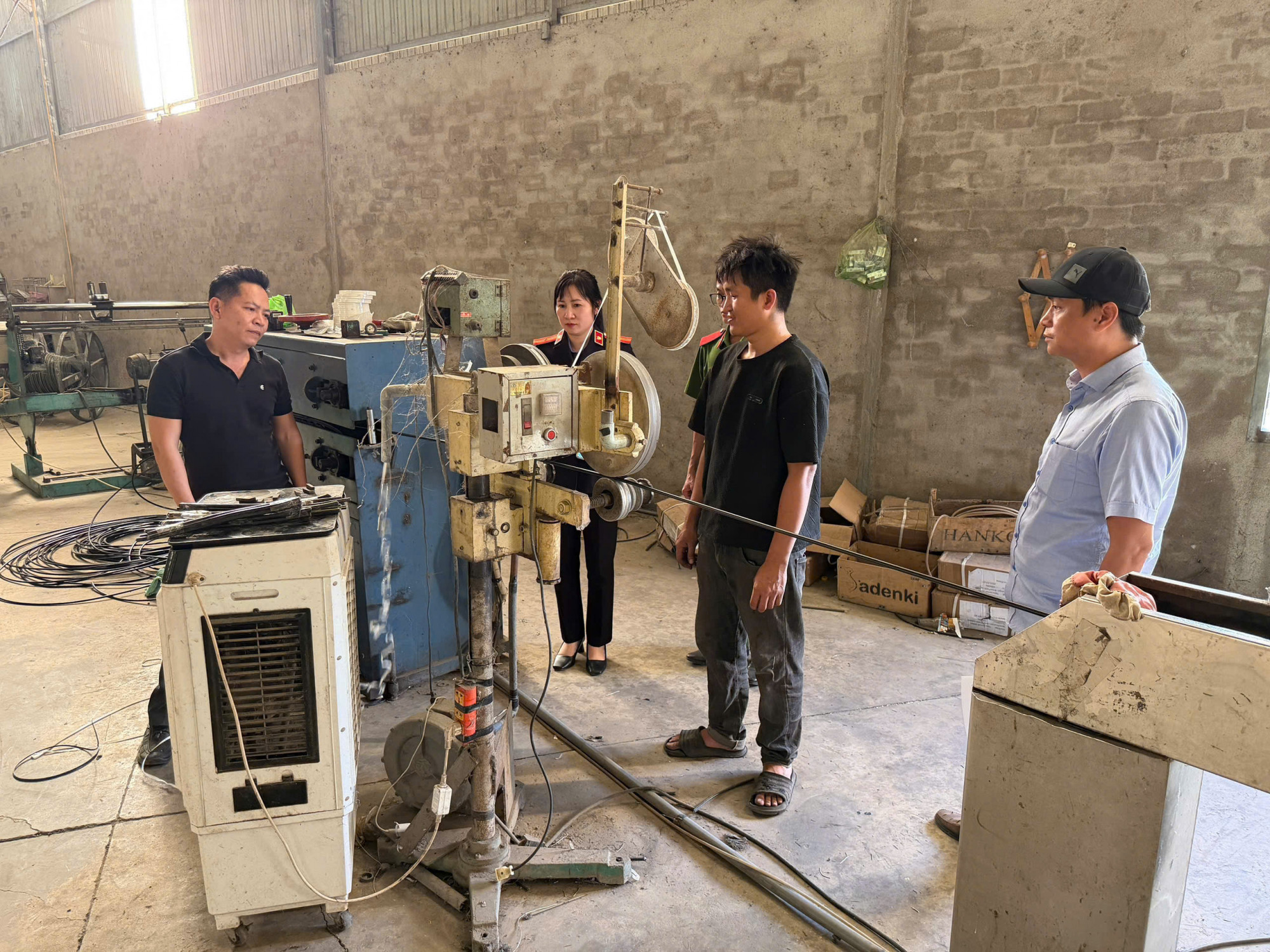 Cơ quan chức năng khám xét kho sản xuất của Công ty Nguyễn Liên - ảnh: N.C.