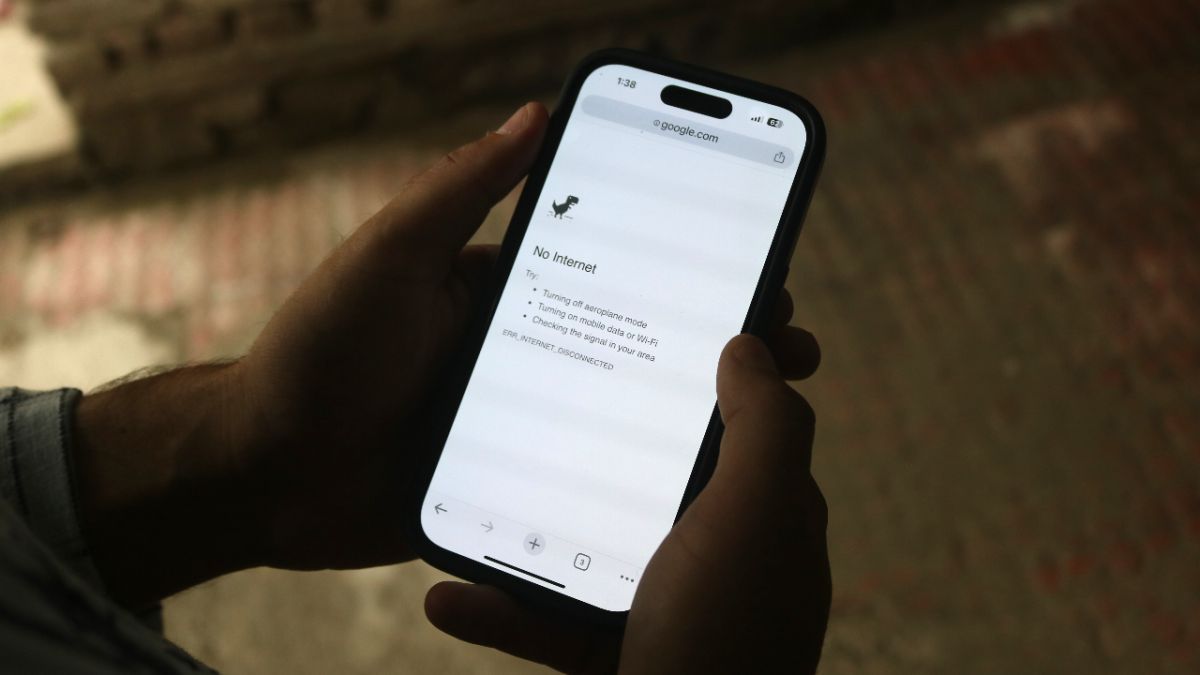 trong bối cảnh bất ổn hiện tại, nhiều người Iran cho biết họ đang chuẩn bị cho khả năng mất hoàn toàn kết nối với thế giới bên ngoài - Ảnh minh họa: Canva