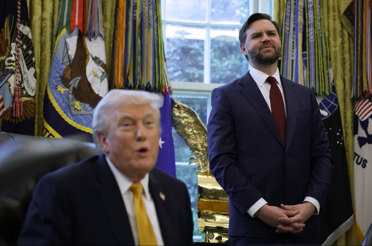 Tổng thống Donald Trump và Phó Tổng thống JD Vance cùng tham gia buổi họp báo tại Phòng Bầu dục của Nhà Trắng - Ảnh: Alex Wong/Getty Images