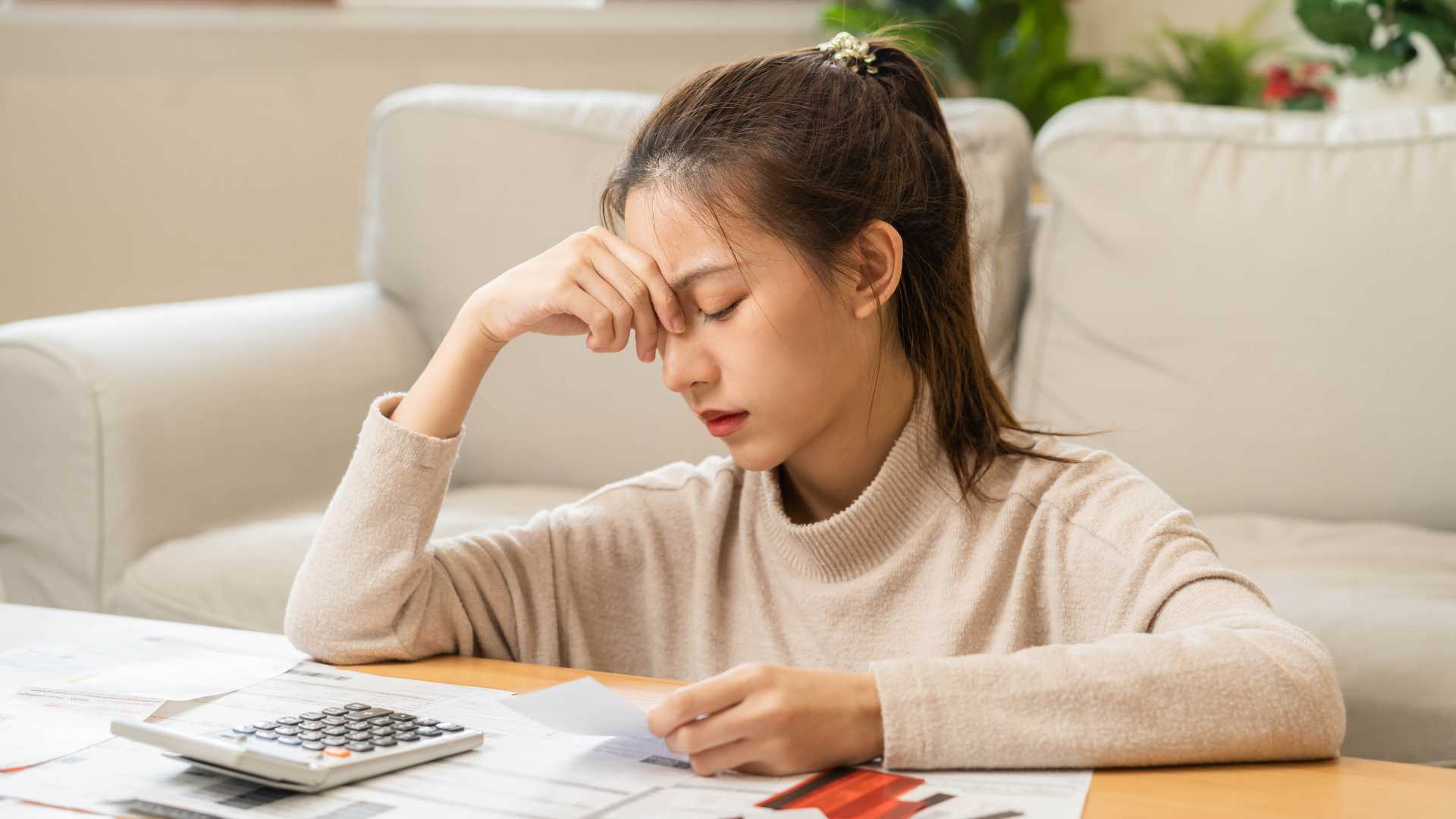 Áp lực tài chính ngày càng lớn khiến nhiều người chỉ còn lại một phần nhỏ lương để chi tiêu, đồng thời gia tăng nỗi lo về tương lai tài chính lâu dài - Ảnh minh họa: Canva