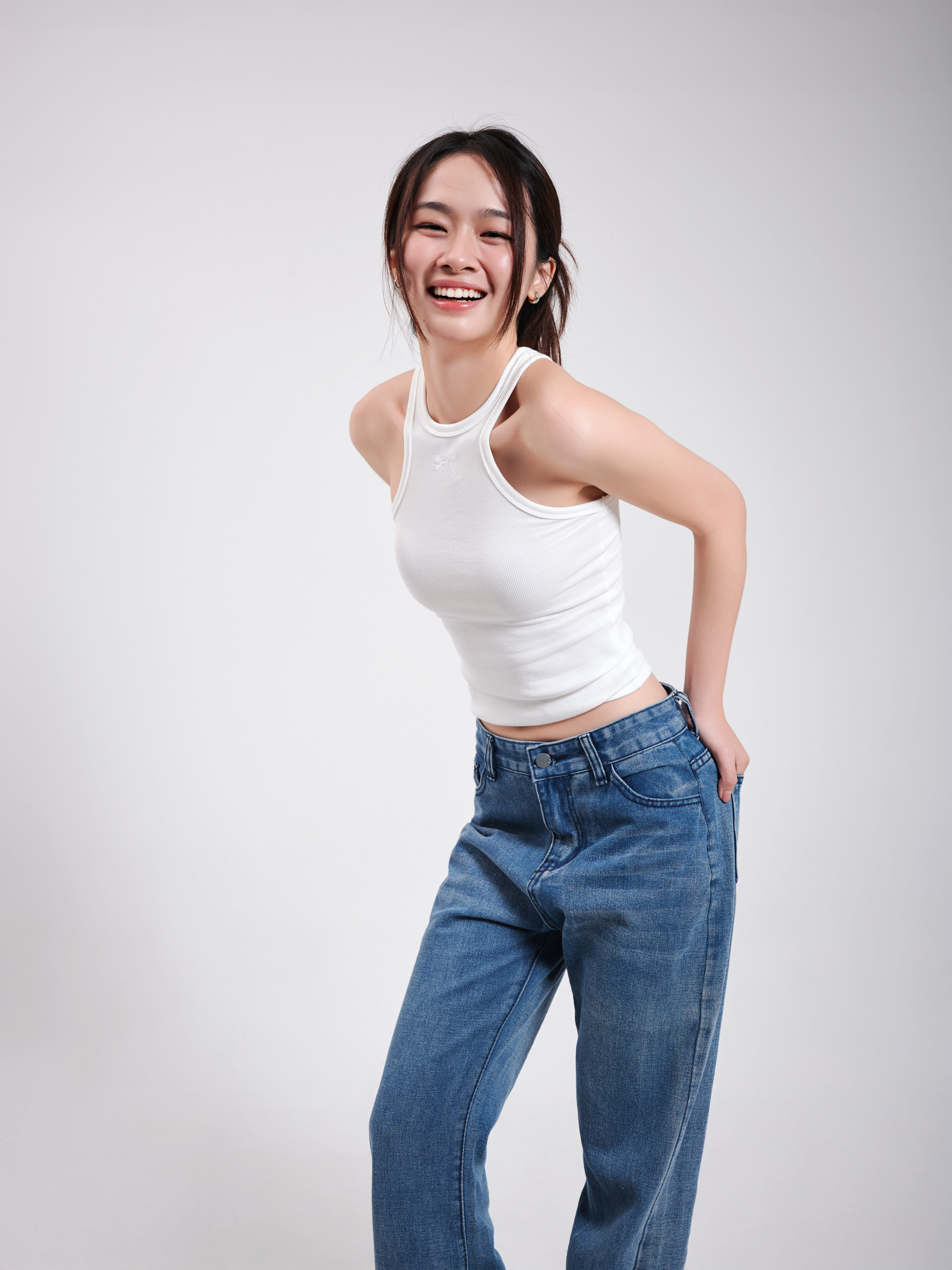 Sinh năm 2002, đến từ Pleiku, Kiều Diễm bước vào lĩnh vực nghệ thuật với xuất phát điểm là người mẫu ảnh và gương mặt quảng cáo. Trước khi bén duyên với điện ảnh, cô từng tham gia nhiều chiến dịch truyền thông cho các thương hiệu lớn. Những trải nghiệm này giúp cô làm quen với ống kính và môi trường làm việc chuyên nghiệp từ sớm.