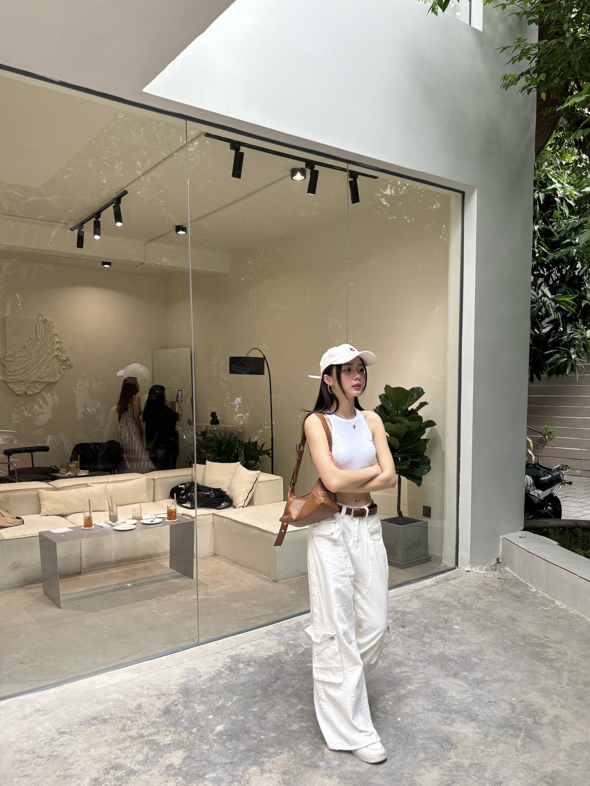 Kiều Diễm gây ấn tượng với nhan sắc trẻ trung, mang nét đẹp trong trẻo. Gương mặt nhỏ nhắn, đường nét hài hòa với đôi mắt to, ánh nhìn có hồn giúp cô dễ dàng biến hóa nhiều sắc thái cảm xúc. Nữ diễn viên gen Z ưa chuộng phong cách cá tính, hiện đại xen lẫn nét gợi cảm với những màu trung tính, chú trọng vào phom dáng hoặc chi tiết phá cách, giúp tổng thể nổi bật và có gu riêng.