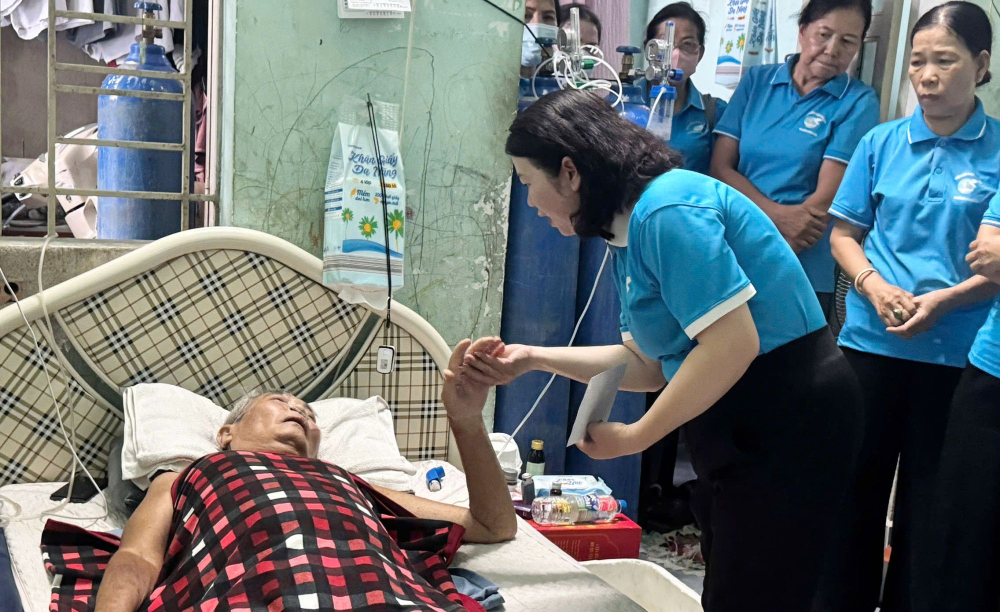 Hội LHPN trao kinh phí ông Lê Văn Lực, đang mắc bệnh ung thư giai đoạn cuối 