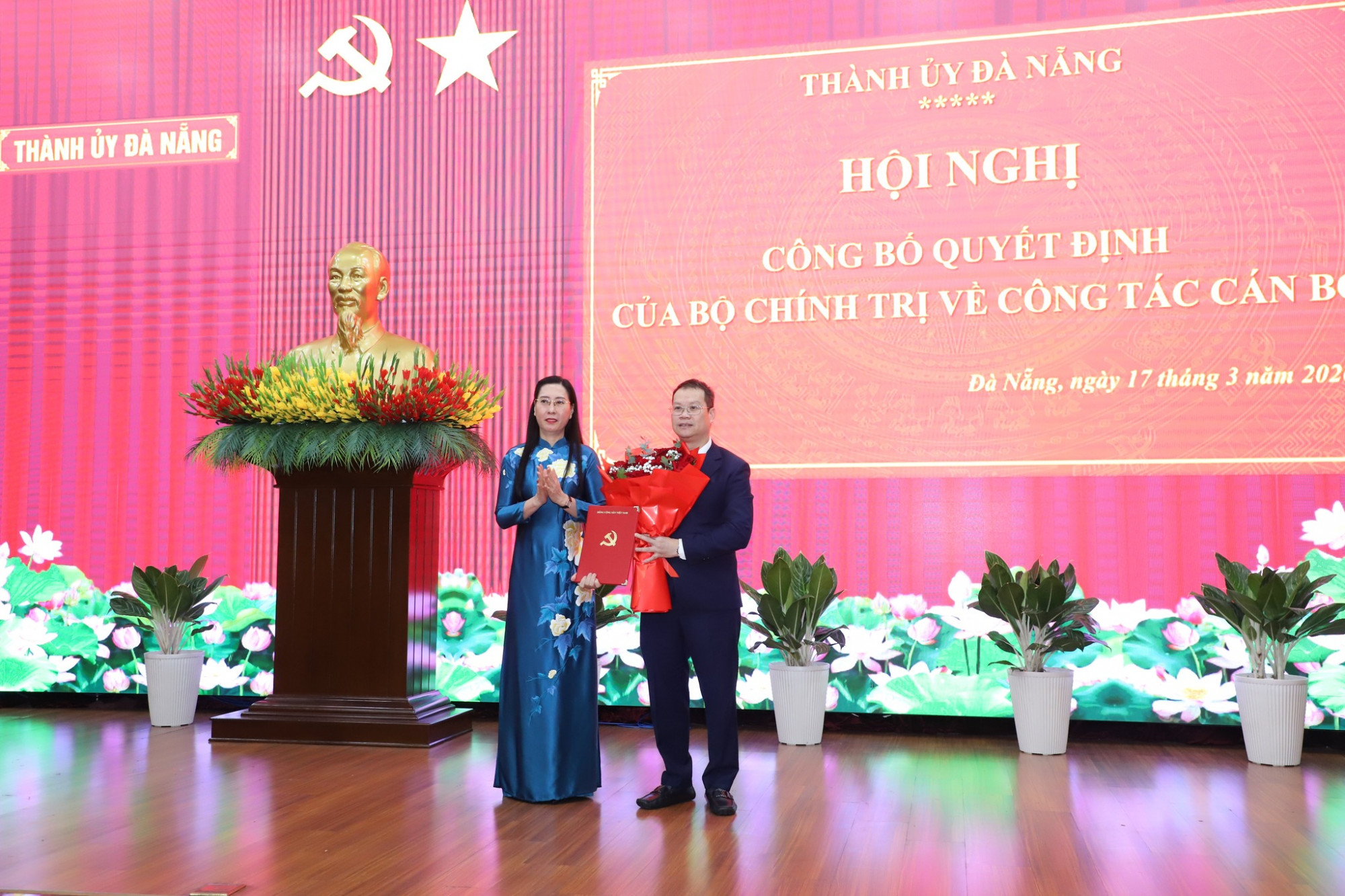 Phó trưởng Ban Tổ chức Trung ương Bùi Thị Quỳnh Vân trao quyết định điều động cho ông Nguyễn Mạnh Hùng_Ảnh: Thành uỷ Đà Nẵng.