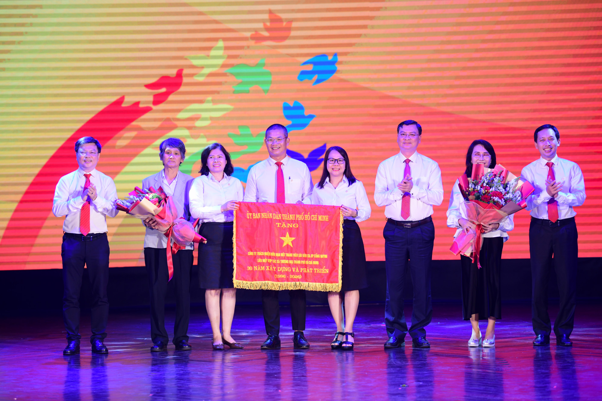 UBND TPHCM trao tặng cờ thi đua cho Công ty TNHH MTV Sài Gòn Co.op Cống Quỳnh - Ảnh: Quang Định