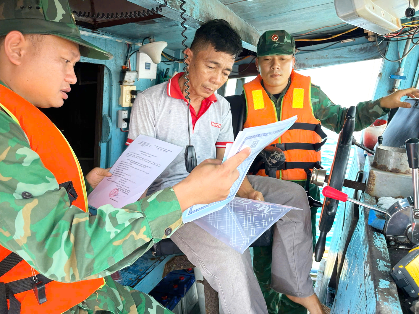 Tổ công tác  của biên đội I/26 hải đoàn biên phòng 18 tuyên truyền  về IUU cho ngư dân đặc khu Côn Đảo, TPHCM