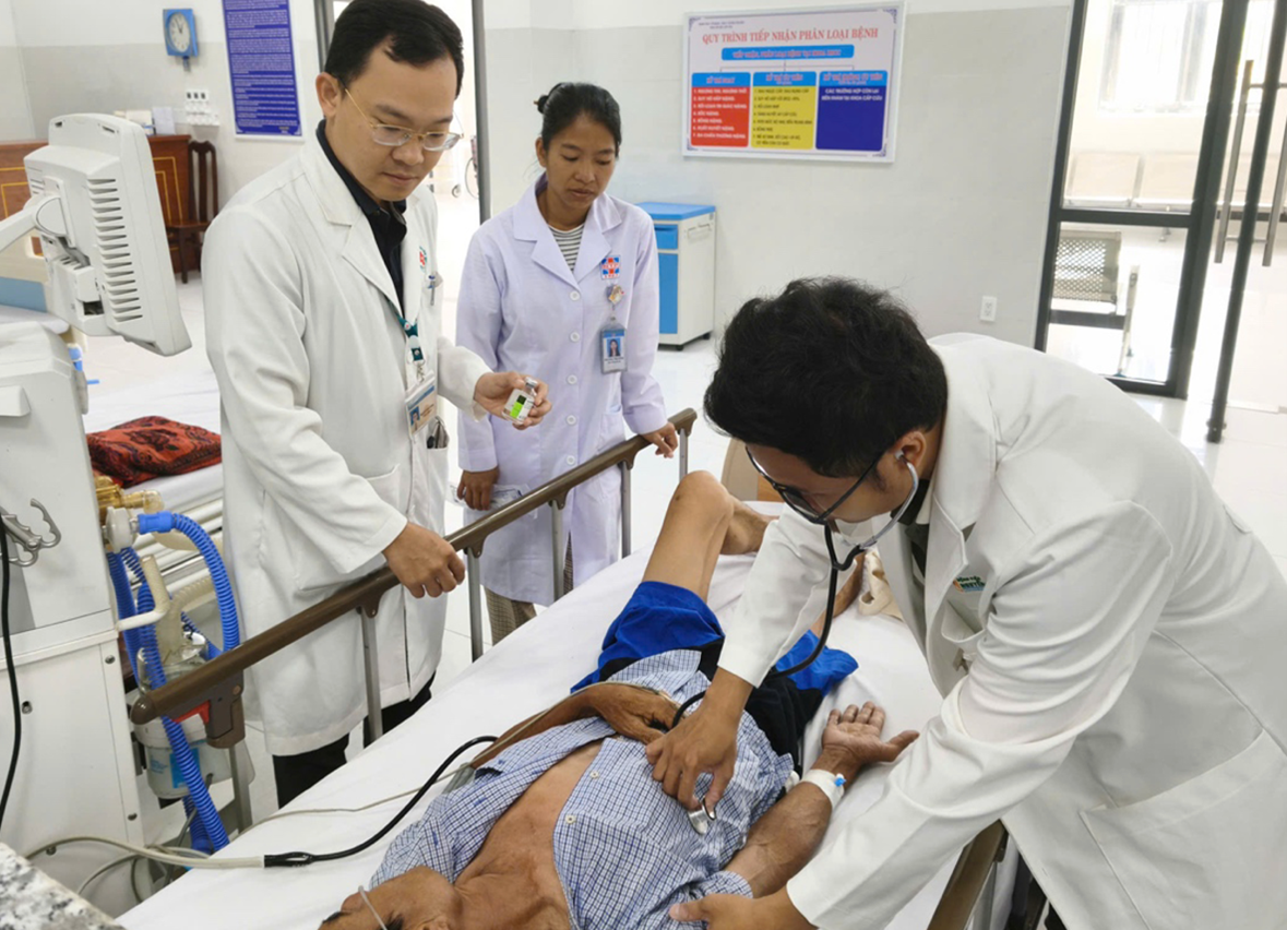 Bác sĩ tại Trung tâm Y tế Quân dân y Đặc khu Côn Đảo theo dõi sát bệnh nhân trong quá trình truyền thuốc tiêu sợi huyết, ảnh SYT