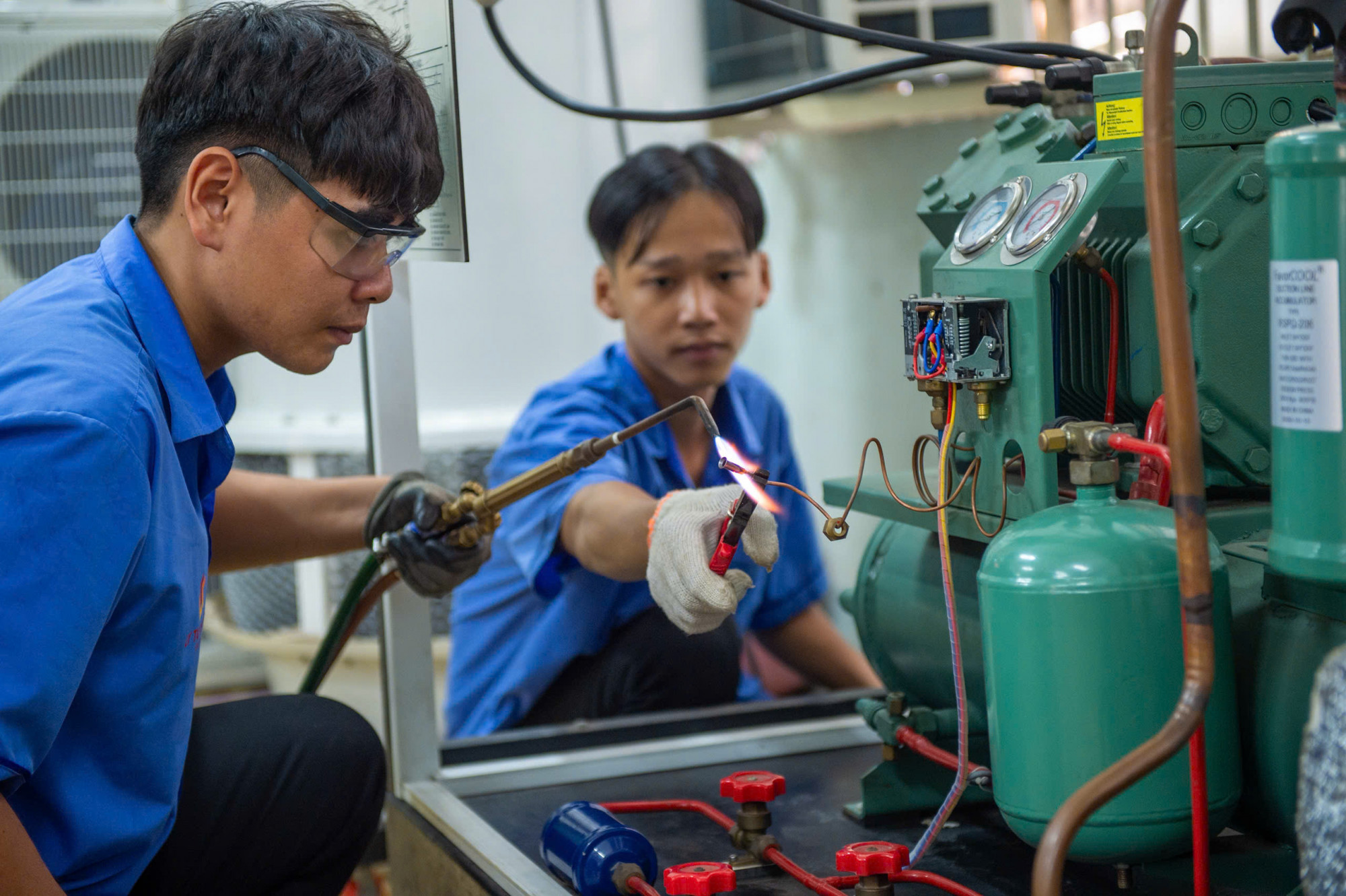 Học sinh hệ trung cấp khối ngành nhiệt lạnh, Trường cao đẳng Lý Tự Trọng TPHCM trong giờ thực hành - ẢNH: T.T.