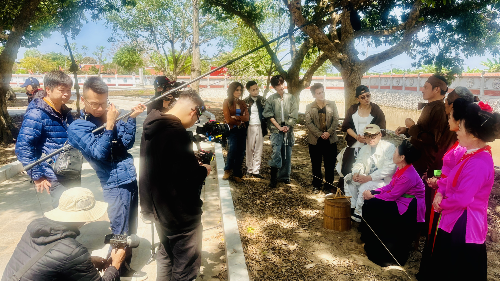 Ê kíp ghi hình tại Dạ Trạch, Hưng Yên với các nghệ nhân