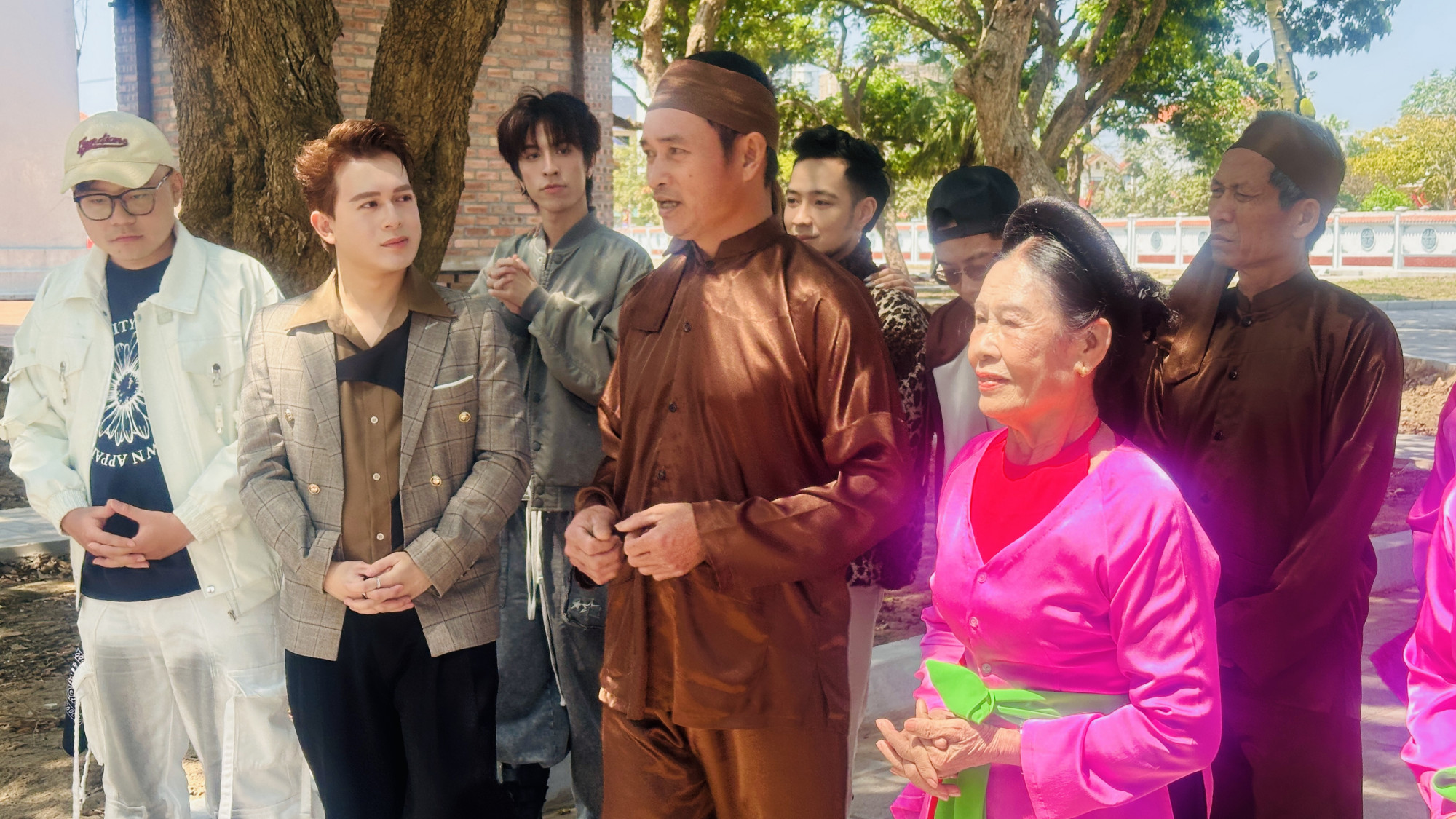 Diễn viên, Ca sĩ Quang Anh trao đổi với các nghệ nhân về cách hát Trống quân