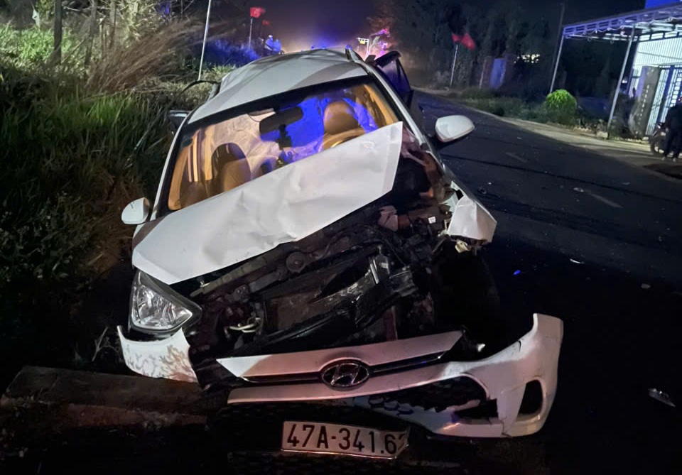 Tại hiện trường các phương tiện bị hư hỏng nặng - ảnh: N.H.