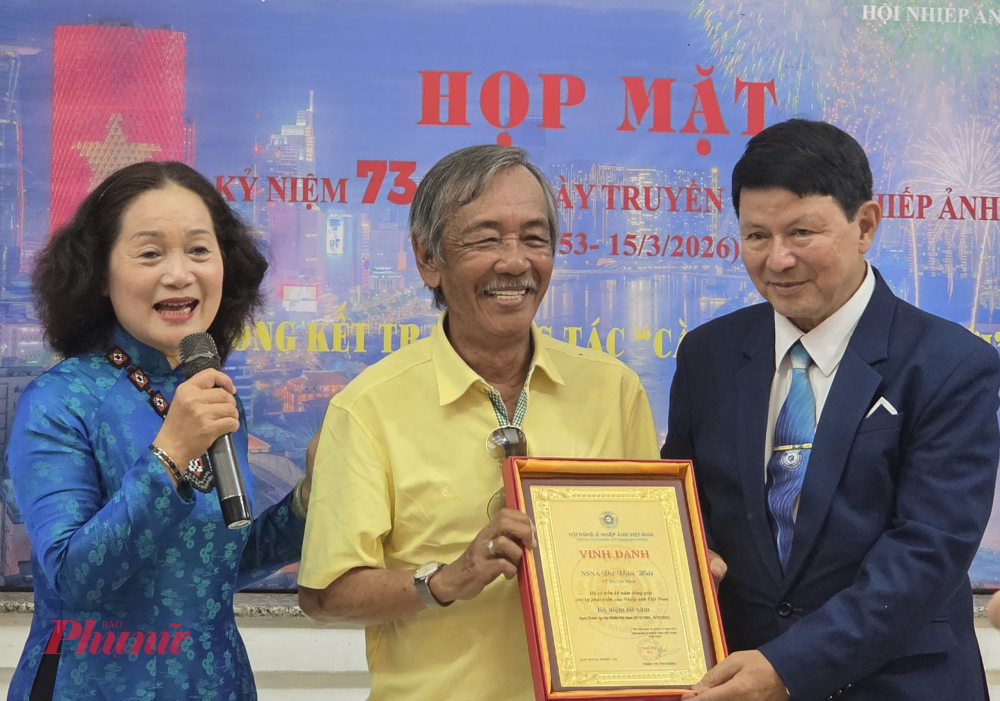 NSNA Dư Văn Hải nhận bằng vinh danh của Hội Nghệ sĩ Nhiếp ảnh Việt Nam.