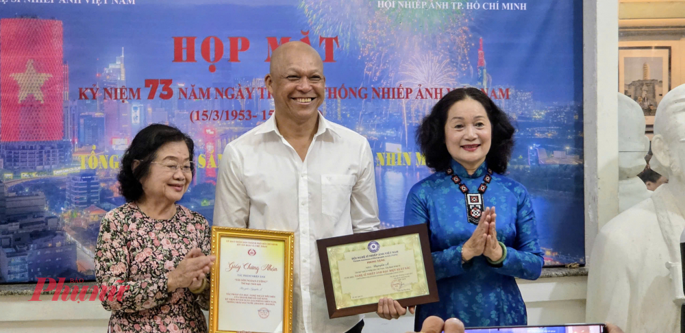 NSNA Nguyễn Á nhận tước hiệu E.VAPA của Hội Nghệ sĩ Nhiếp ảnh Việt Nam.