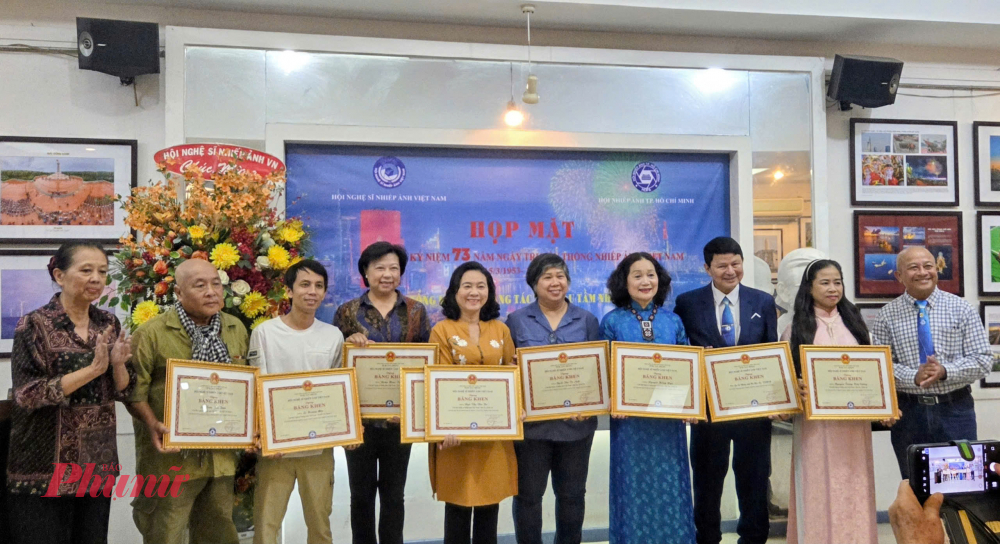 Hội Nghệ sĩ Nhiếp ảnh Việt Nam tặng bằng khen cho 2 tập thể và 9 cá nhân có thành tích hoạt động nổi bật trong năm 2025.