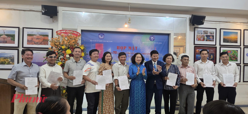 12 hội viên mới của Hội Nghệ sĩ Nhiếp ảnh Việt Nam ra mắt.