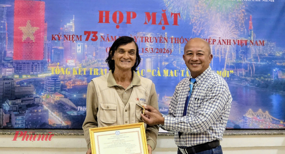 NSNA Huỳnh Mỹ Thuận nhận Kỷ niệm chương của Hội Nghệ sĩ Nhiếp ảnh Việt Nam.