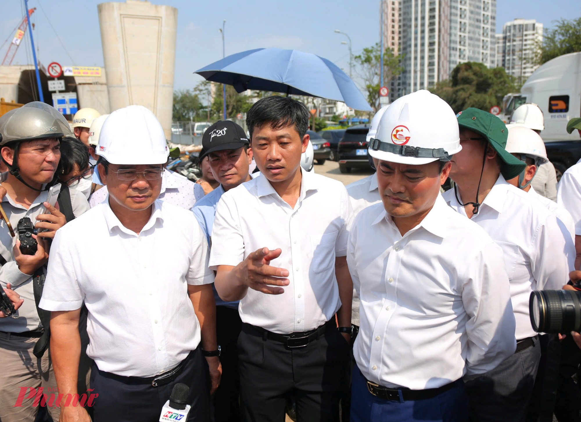 Lãnh đạo UBND phường Bình Trưng báo cáo với Chủ tịch UBND TPHCM Nguyễn Văn Được - Ảnh: Nguyễn Văn