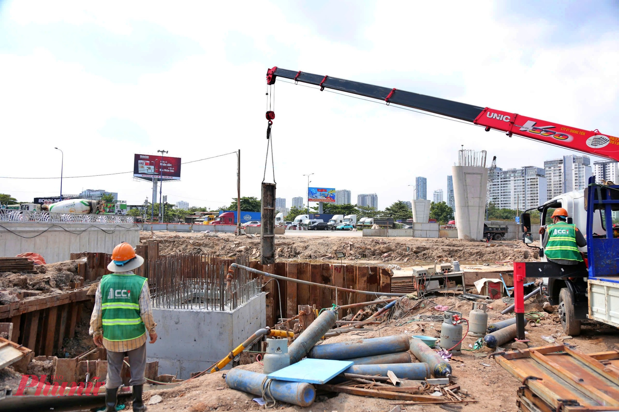 Công nhân đang thi công trụ cầu nối từ đường Lương Định Của đến cao tốc TPHCM - Long Thành - Dầu Giây (Ảnh: Nguyễn Văn) 