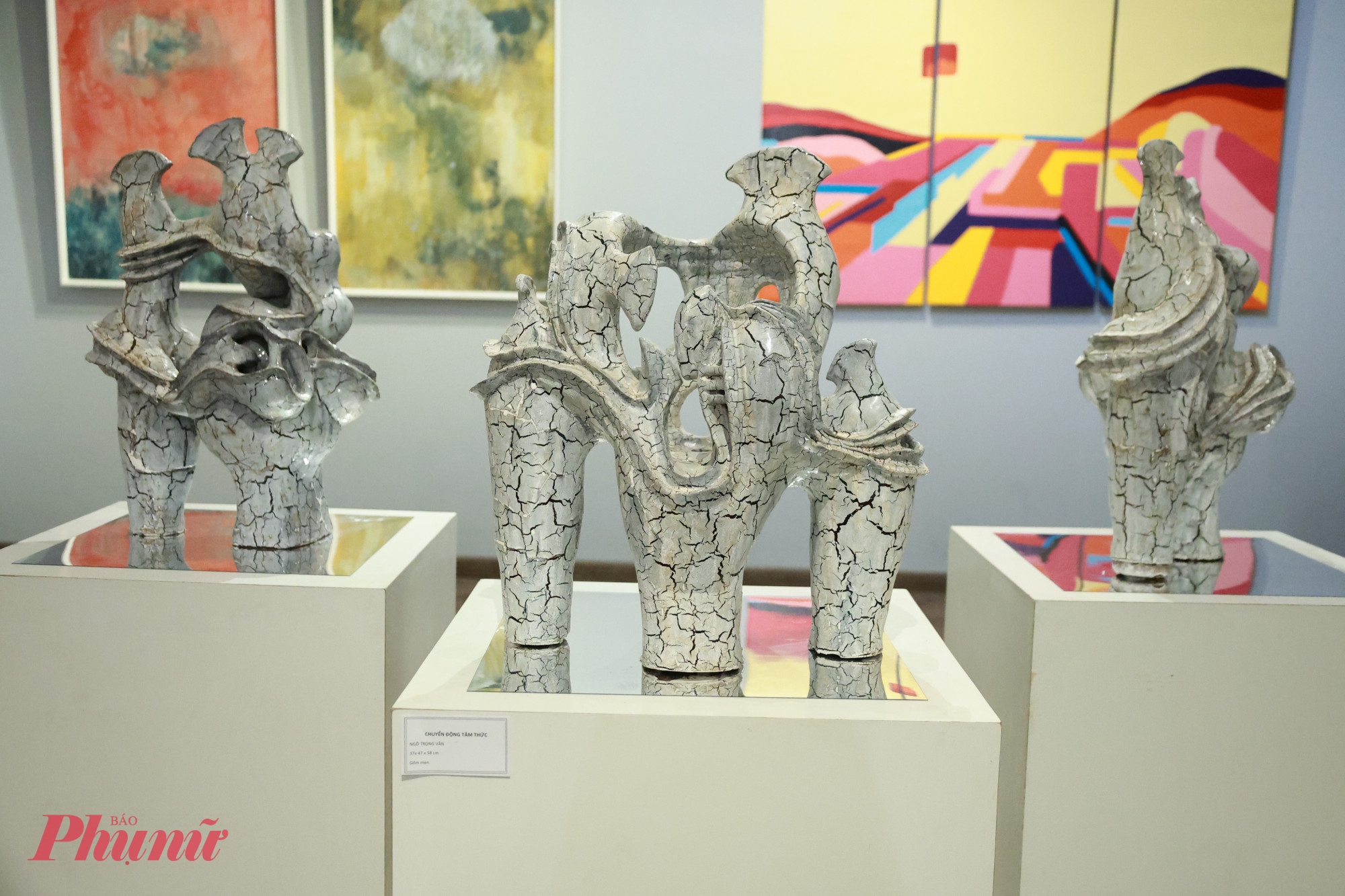 Các tác phẩm được sử dụng đa dạng loại hình và chất liệu