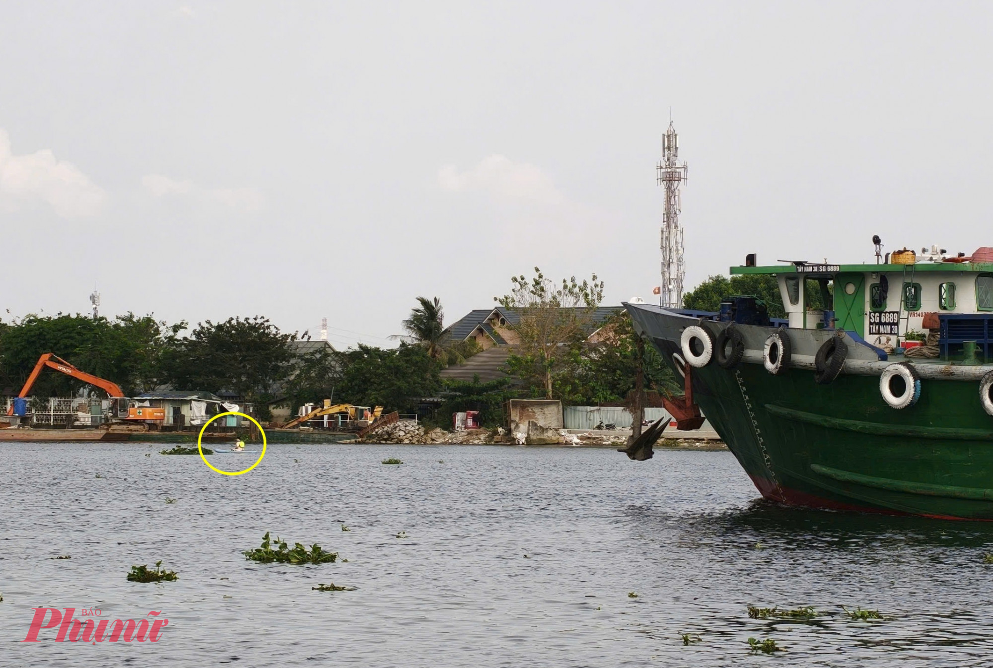 Nhóm bạn trẻ chèo SUP may mắn thoát khỏi kịp thời luồng di chuyển của sà lan - Ảnh: Nguyễn Văn