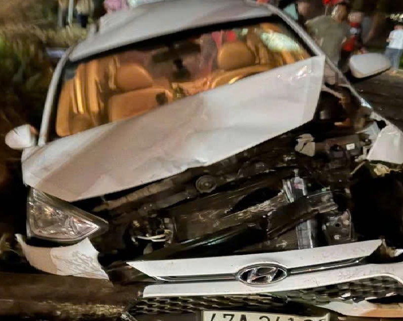 Các phương tiện bị hư hỏng nặng - ảnh: MXH