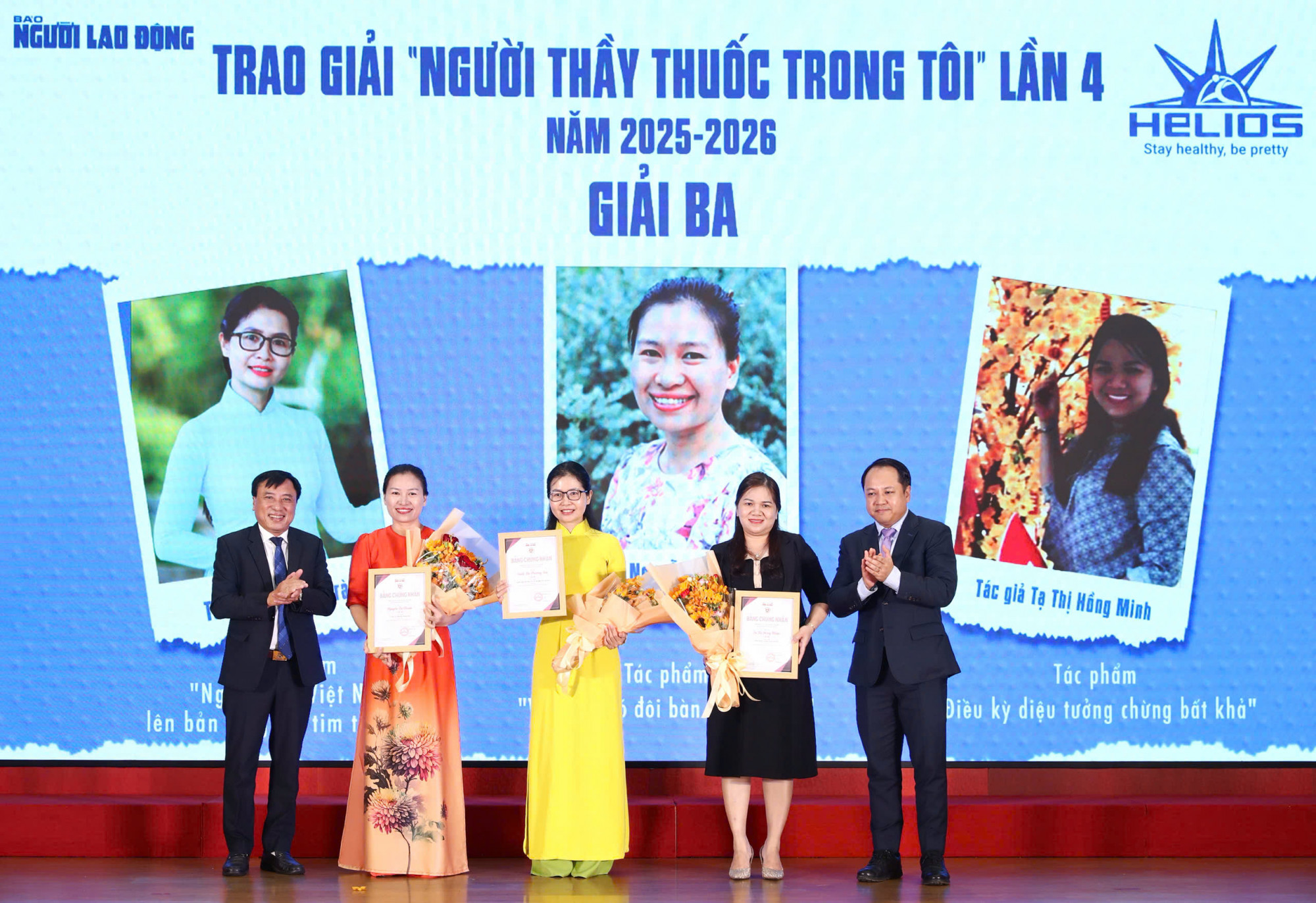 Các tác giả tại buổi trao giải, ảnh H.T