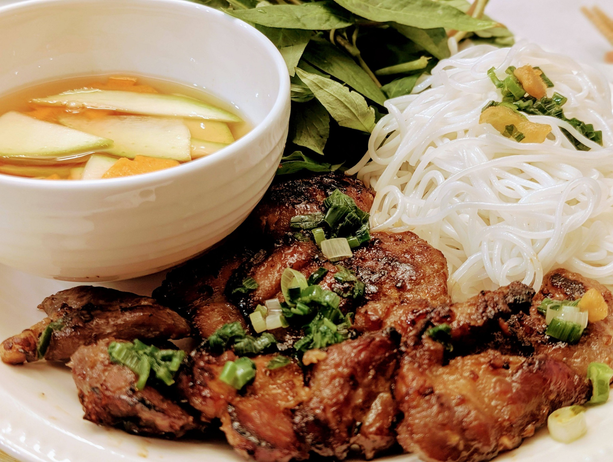 Khi thưởng thức, món ăn có vị thanh, không dầu mỡ, kết hợp cùng vị cay của tỏi, ớt, chua của củ ngâm đặc trưng 