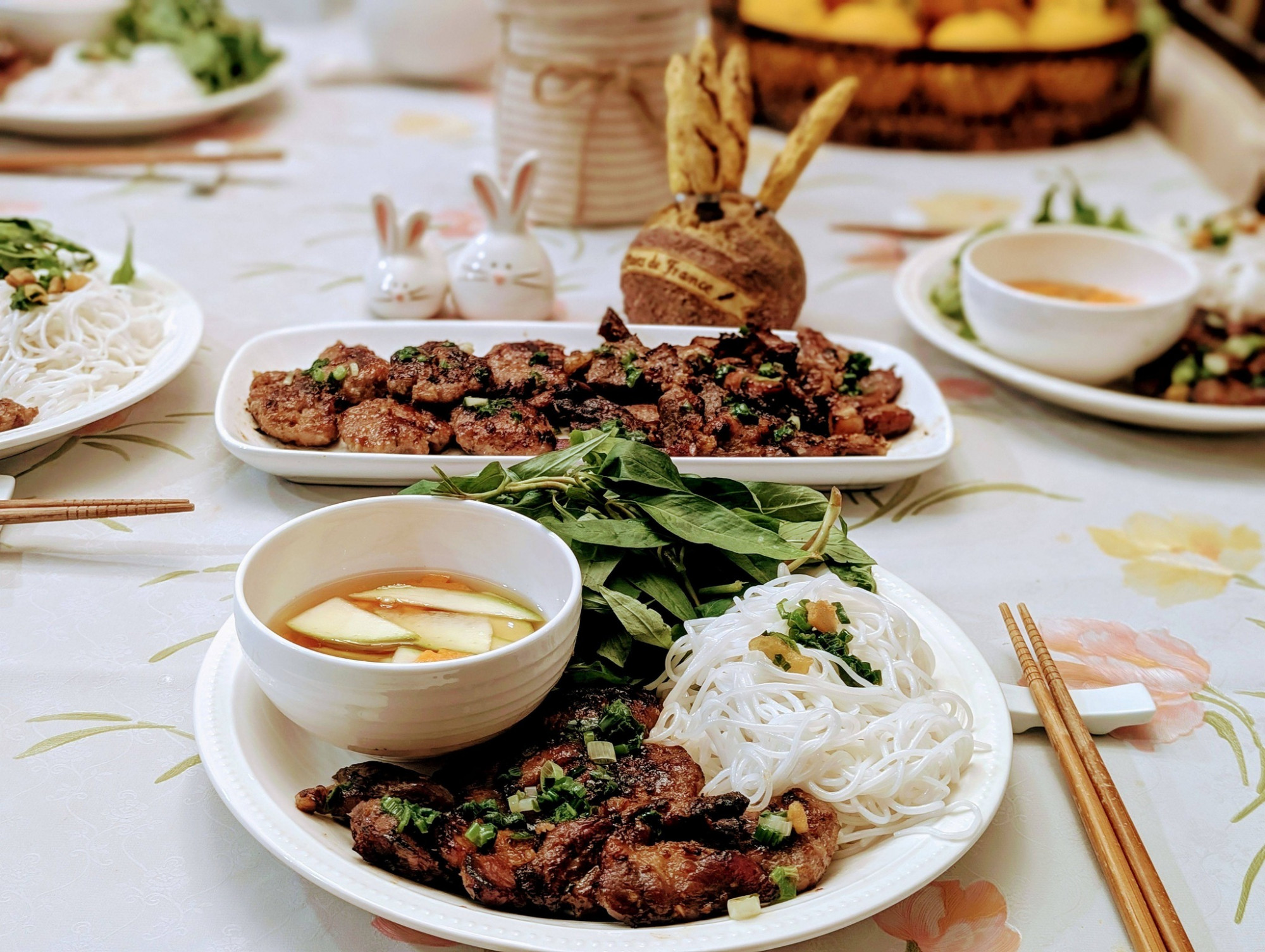 Bún chả Hà Nội Bún chả là lựa chọn thay đổi khẩu vị lý tưởng cho những ngày oi ả, nhờ sự kết hợp hài hòa giữa tinh bột và rau xanh. Một phần ăn quy tụ đầy đủ các thành phần từ bún tươi, thịt nướng sém cạnh thơm lừng đến bát nước chấm dưa góp chua ngọt thanh tao