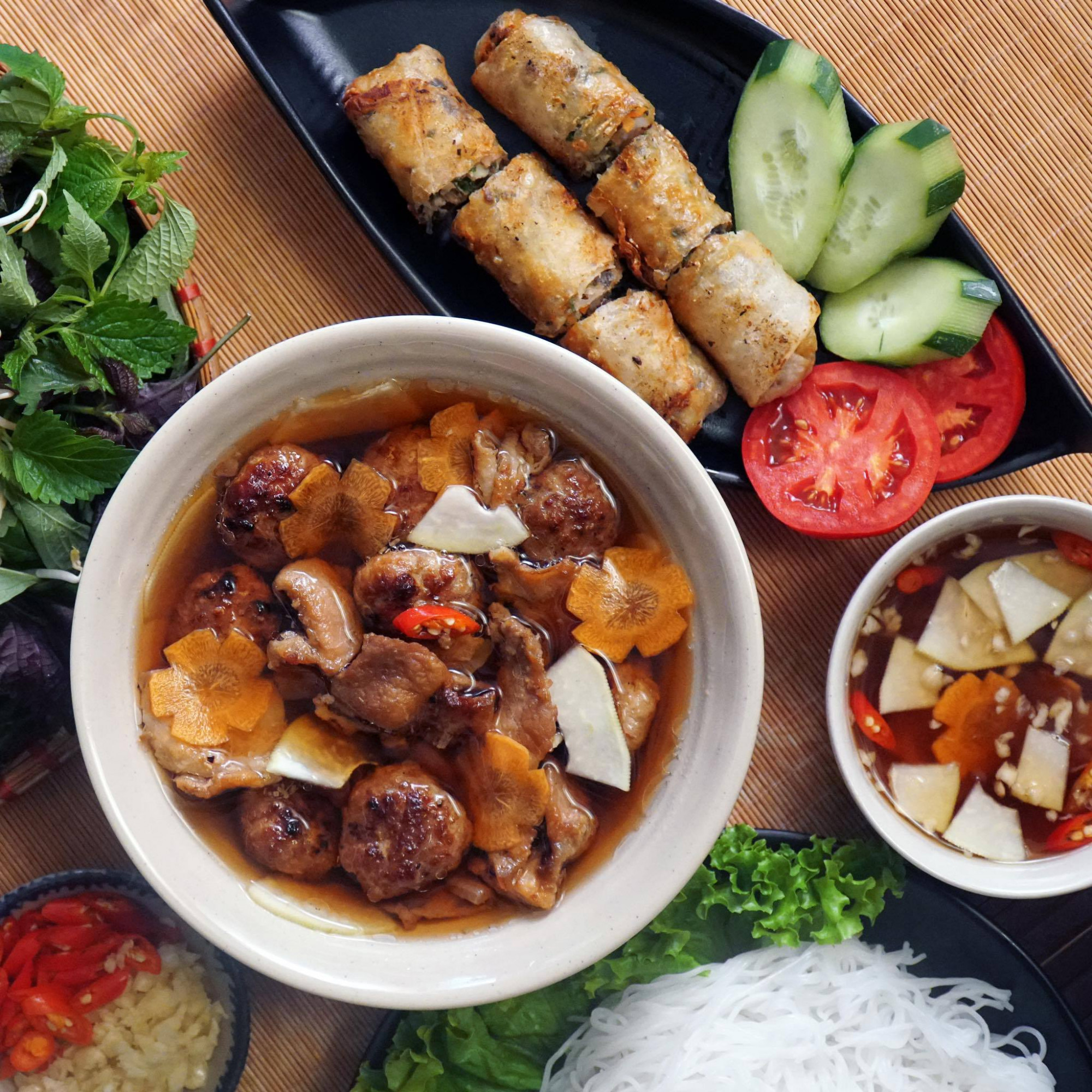 Tại Sài Gòn, một phần bún chả có giá từ 45.000 đồng. Bạn có thể tìm quán bún chả quanh văn phòng trên ứng dụng đặt món ăn - Ảnh: Hoàng Văn Ngọc