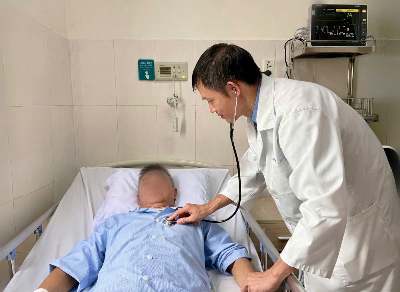 Các bác sĩ chăm sóc cho bệnh nhân sau khi cấp cứu thành công. Ảnh: CTV