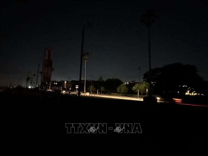 [Chú thích ảnh] Đường phố thủ đô La Habana, Cuba chìm trong bóng tối do mất điện - Ảnh: Việt Hùng/PV TTXVN tại Cuba