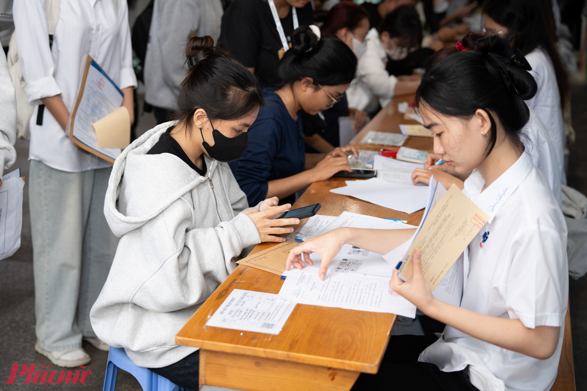 Sinh viên làm thủ tục nhập học tại Trường đại học Công Thương TPHCM - Ảnh: N.L