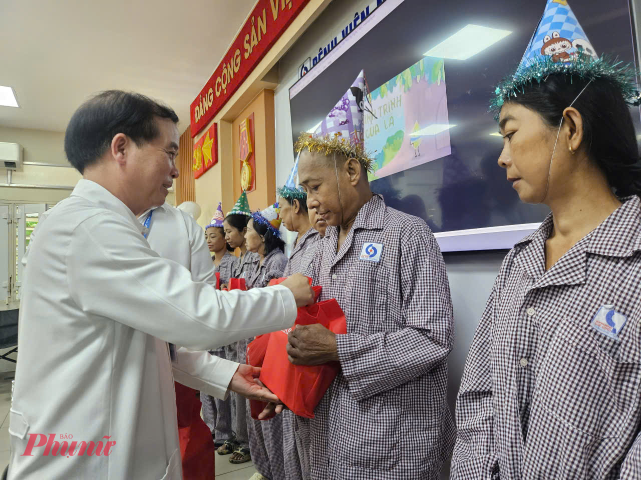 Bác sĩ Võ Hồng Minh Công tặng quà sinh nhật cho người bệnh, trong đó có bao lì xì và thức uống dinh dưỡng 