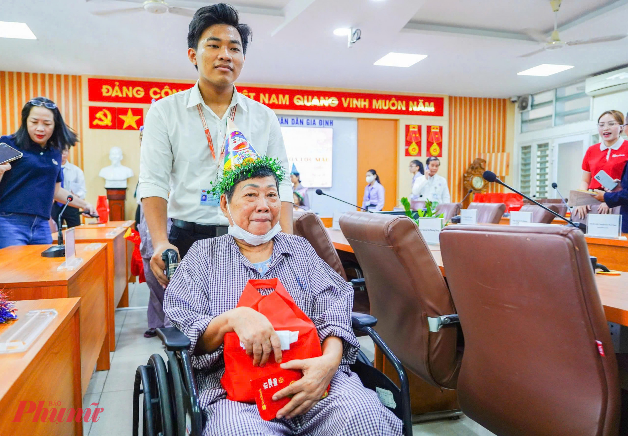 Nhân viên bệnh viện hỗ trợ bệnh nhân đến dự sinh nhật