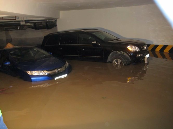 Rất nhiều chung cư, hễ trời mưa, nước ngập đến nửa nhà xe