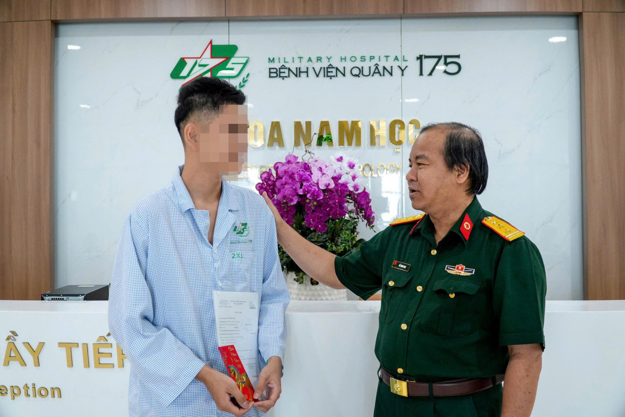 Bác sĩ Bệnh viện Quân y 175 chúc mừng nam sinh viên được điều trị thành công, ảnh BVCC