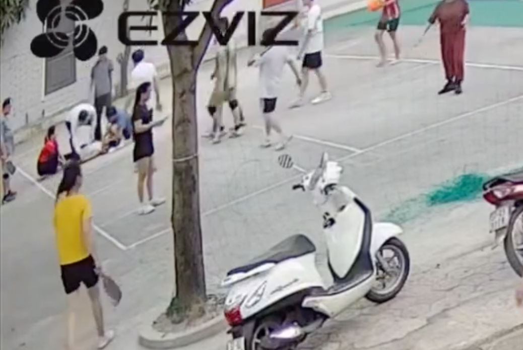 Bác sĩ Biên sơ cứu, giành lại sự sống cho nạn nhân trong gang tấc - Ảnh cắt từ clip