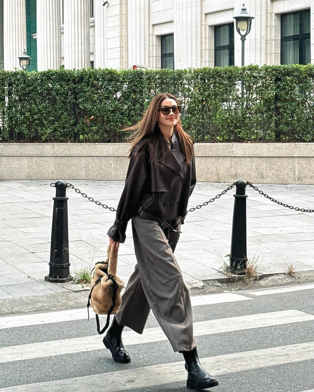 Không khó để nhận ra quần nỉ dáng rộng đang dần trở thành lựa chọn quen thuộc trong tủ đồ của nhiều chị em. Kiểu quần này nhanh chóng chiếm được cảm tình nhờ khả năng dung hòa giữa yếu tố thẩm mỹ và sự tiện dụng, đặc biệt là cảm giác thoải mái trong suốt ngày dài. Không ít người băn khăn: Liệu quần nỉ ống rộng có đủ chỉn chu để xuất hiện nơi văn phòng hay không? Câu trả lời là: Nếu văn phòng của bạn không có quy định cụ thể về trang phục và cho phép nhân viên tự do thể hiện cá tính, thì mẫu quần này hoàn toàn có thể giúp bạn thoải mái trong những ngày chạy deadline dài, căng thẳng - Ảnh: @phamthanhhang