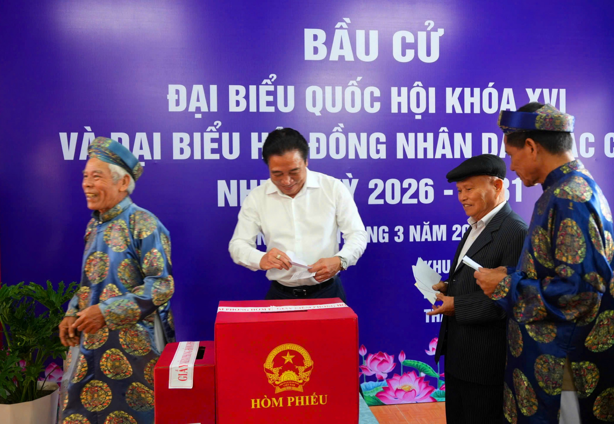 Ông Nguyễn Khắc Toàn- Chủ tịch UBND TP Huế tham gia bỏ phiếu tại tổ bầu cử số 1 phường An  Cựu