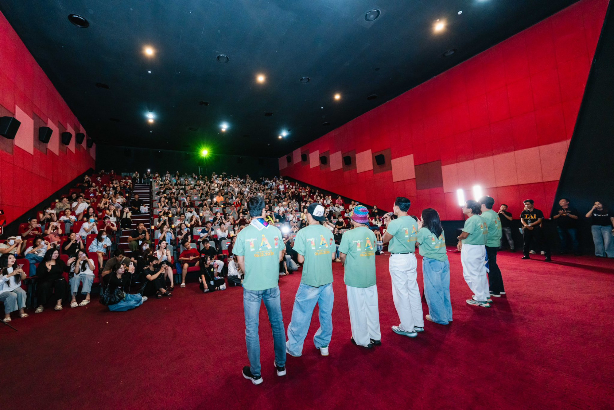 Ê-kíp phim Tài liên tục đến các cụm rạp ở TPHCM, Hà Nội, Cần Thơ... để giao lưu