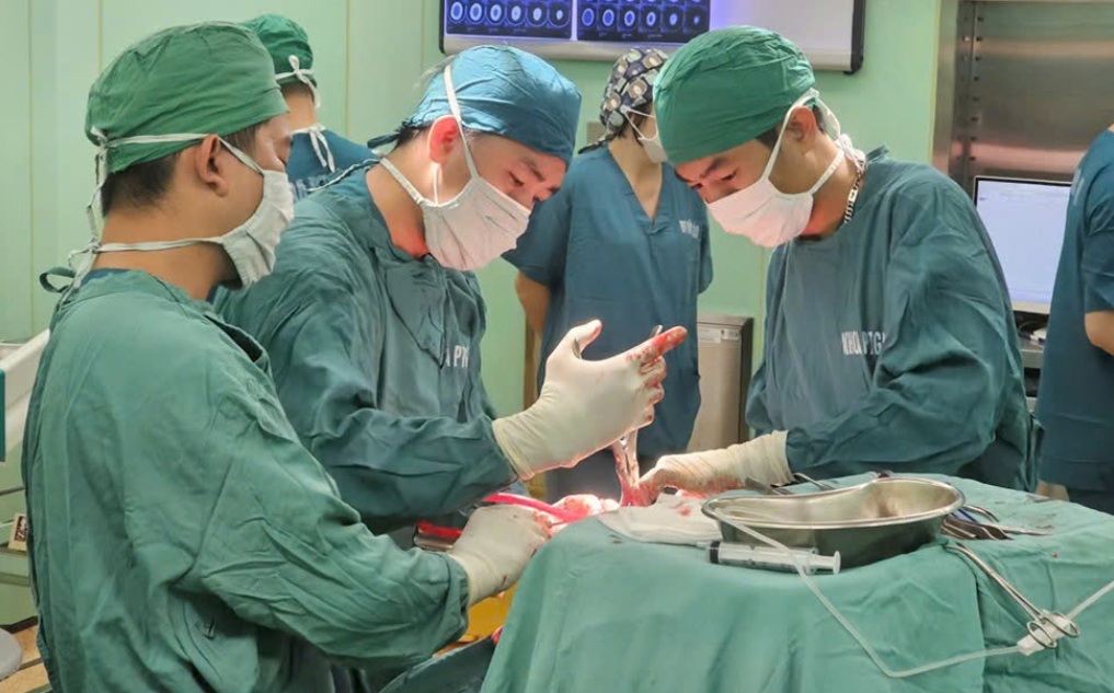 Bác sĩ Bệnh viện Nhân dân Gia Định và Bệnh viện Đa khoa Vũng Tàu phẫu thuật cho bệnh nhân V.Q.C., ảnh BVĐKVT