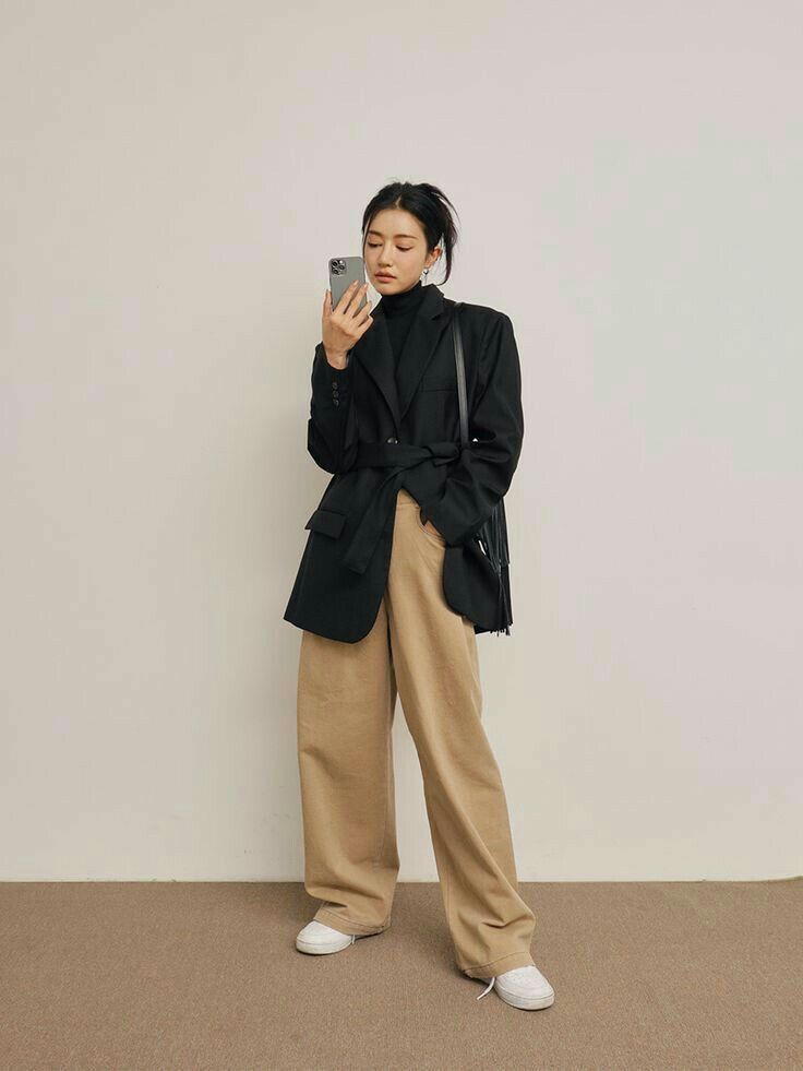 Trong tủ đồ của nhiều cô nàng công sở, quần ống rộng luôn giữ một vị trí nhờ sự cân bằng giữa tính thẩm mỹ và cảm giác dễ chịu khi mặc. Không còn là những thiết kế ôm sát gây gò bó, kiểu quần dáng suông mang lại sự thoải mái rõ rệt, giúp người mặc dễ dàng vận động, ngồi làm việc trong thời gian dài mà không cảm thấy bí bách. Phom quần đứng nhưng có độ rủ tự nhiên không chỉ giúp tôn chiều cao mà còn khéo léo che khuyết điểm, tạo sự linh hoạt trong từng chuyển động - Ảnh: Getty image