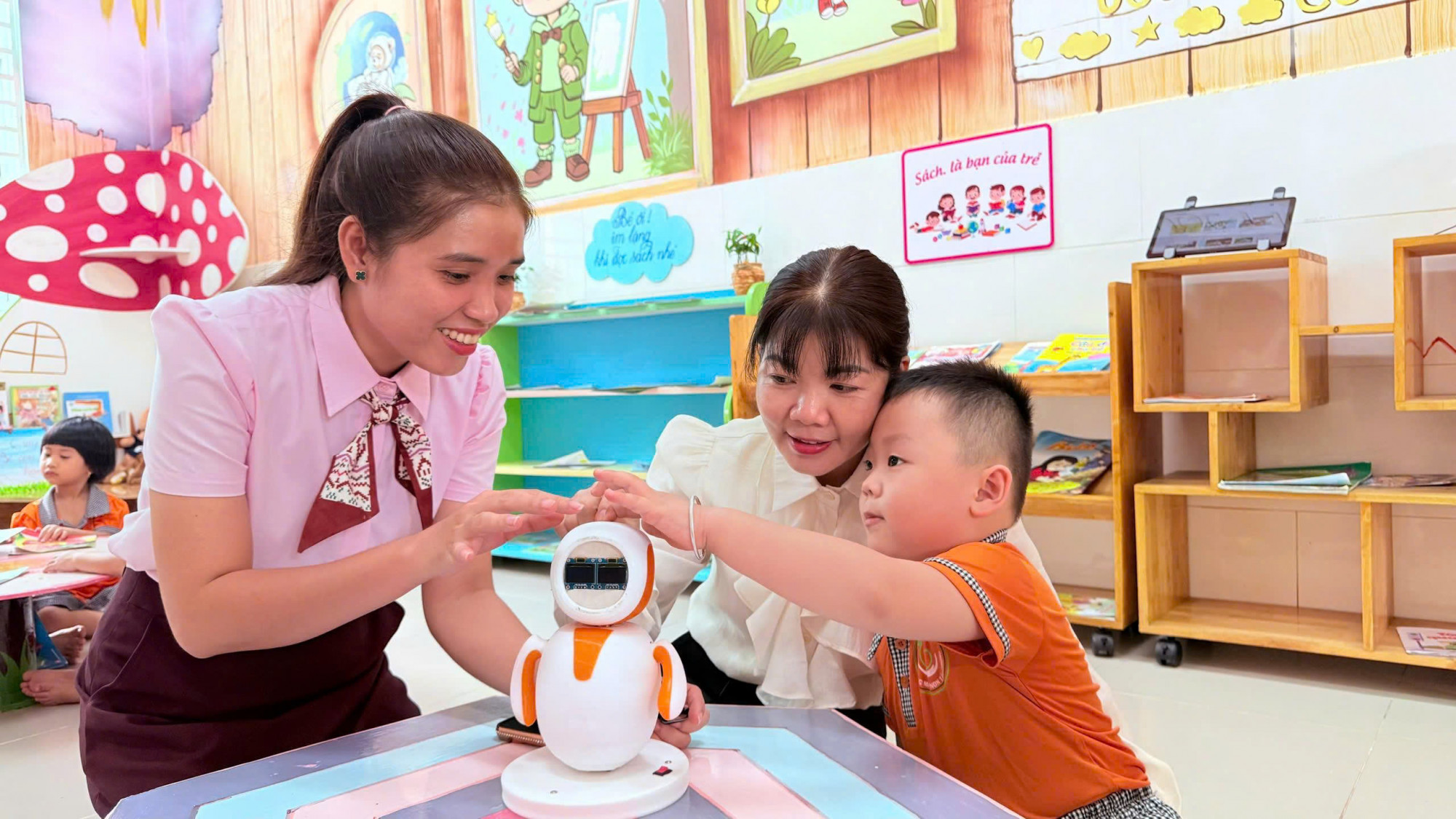 Trẻ Trường mầm non Tân Phong (phường Tân Hưng) tìm hiểu về robot công nghệ