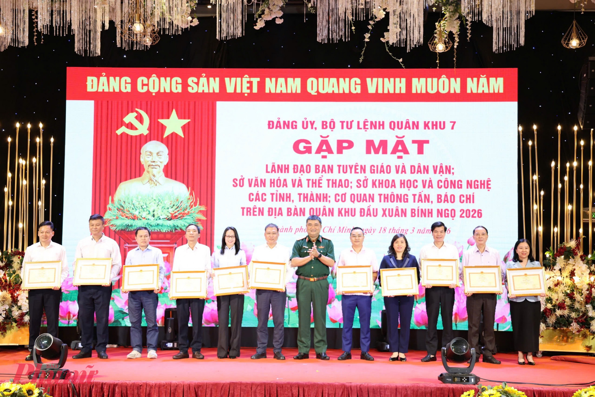 Trung tướng Lê Xuân Thế trao bằng khen cho các tập thể có thành tích xuất sắc trong công tác tuyên truyền năm 2025 - Ảnh: Thanh Tâm