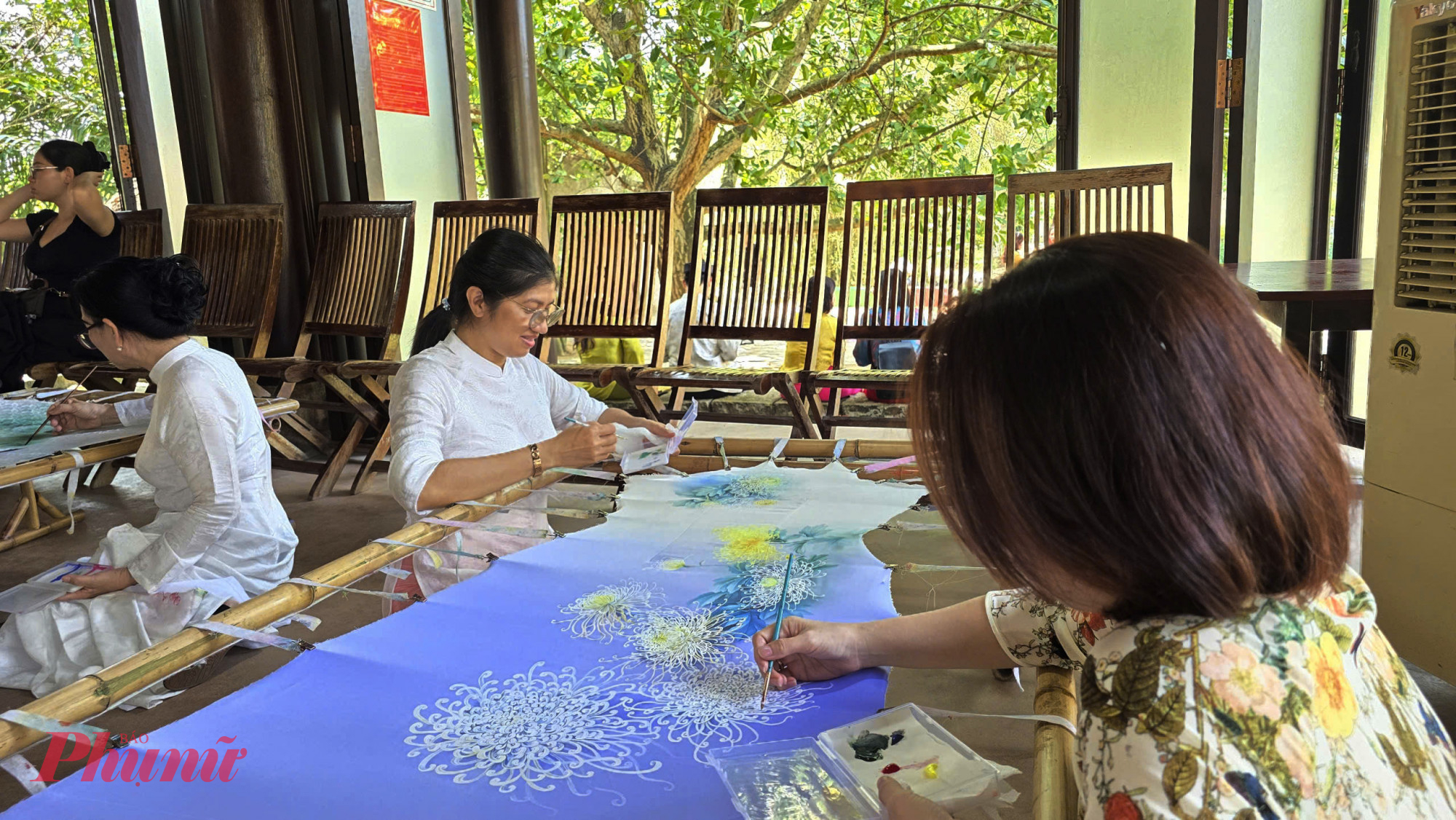 Không gian giới thiệu về các kỹ thuật vẽ trên Áo dài