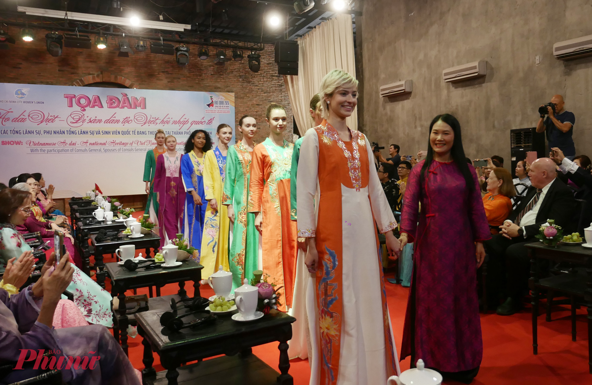Phần trình diễn cảu Bộ sưu tập “Dáng Việt ngàn năm” của Thương hiệu Peony và Iris