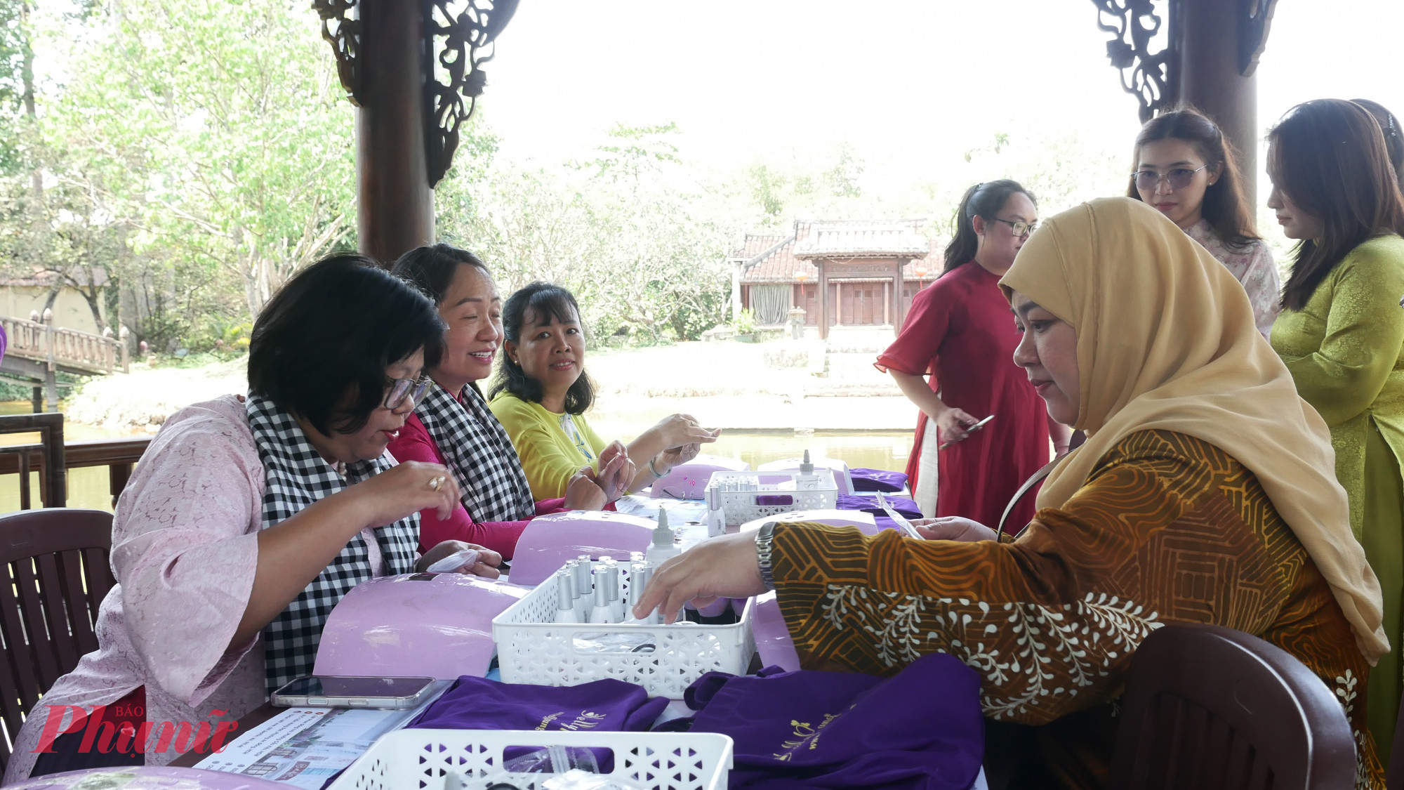 Không gian trải nghiệm làm nail cũng nhận được quan tâm của nhiều đại biểu là ông, bà Tổng Lãnh sự cùng Phu nhân